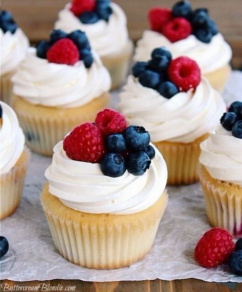 White Cupcakes With Fruit, 4 Th Of July Cupcakes, Cupcake With Fruit On Top, Fruit Topped Cupcakes, Cute Simple Cupcakes, Cupcakes With Fruit On Top, Patriotic Cupcakes Ideas, Red White And Blue Cupcakes Ideas, Simple Cupcakes Decoration