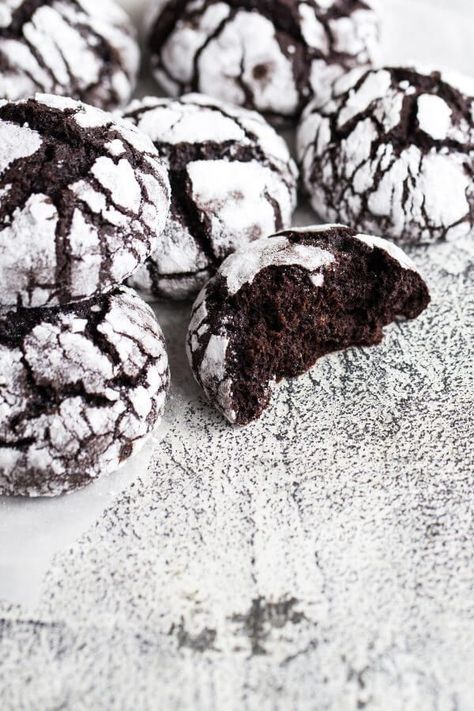 Cookie Recipes Chocolate, Cracked Cookies, Chocolate Crinkle Cookies Recipe, Crinkle Cookies Recipe, Chocolate Crinkle, Black And White Cookies, Christmas Cookie Recipes, Chocolate Cookie Dough, White Cookie