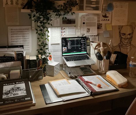 Study Setup Ideas, Authentic Room Decor Ideas, Table Desk Aesthetic, Wooden Office Aesthetic, Study Desk Dark Academia, Desk Inspo Aesthetic Vintage, Aesthetic Brown Study Desk, Brown Desk Decor Ideas, Desk Night Aesthetic