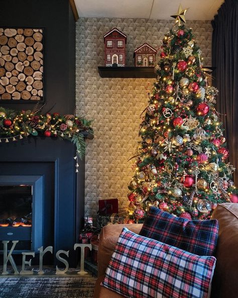 Scottish Christmas Tree, English Christmas Decor, Scottish Christmas Decorations, Scottish Christmas, Scottish Cottages, Enchanted Christmas, Scottish Homes, Irish Christmas, Navy Christmas