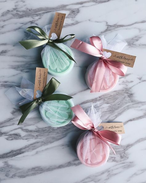 Handmade soap favours wrapped in tutu and tied with satin ribbon. 💚 perfect for bridal shower, wedding or baby shower. DM us to order ✨ #doorgift #doorgiftmurah #doorgiftmalaysia #doorgiftbajet #doorgiftbajet #weddingfavour #weddingfavours #weddingfavor #weddingfavors #handmadesoap #weddinginspo #bridalshower #babyshower #partydoorgift #partyfavors Selamat Hari Valentine, Handmade Soap Packaging, Event Planning Guide, Săpunuri Handmade, Baby Shower Souvenirs, Soap Wedding Favors, Inexpensive Wedding Favors, Edible Wedding Favors, Elegant Wedding Favors