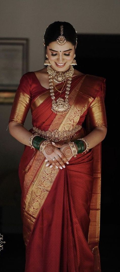 Konkani Bride, Konkani Wedding, Minimal Mehendi, Mehendi Bride, Kerala Wedding Saree, Jewellery Minimal, South Indian Wedding Saree, South Indian Bride Saree, Engagement Saree