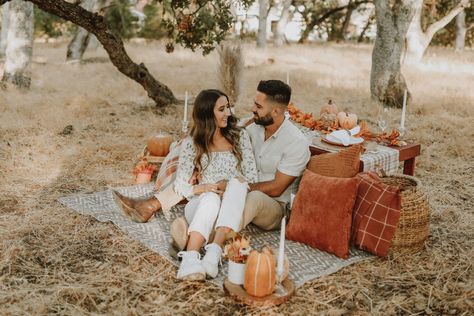 Easy Fall Photoshoot Ideas, Fall Blanket Photoshoot, Fall Outdoor Photoshoot Setup, Fall Photo Set Up Ideas, Fall Picnic Photoshoot, Hay Bale Photoshoot, Fall Hay Bale, Fall Mini Shoot, Fall Minis