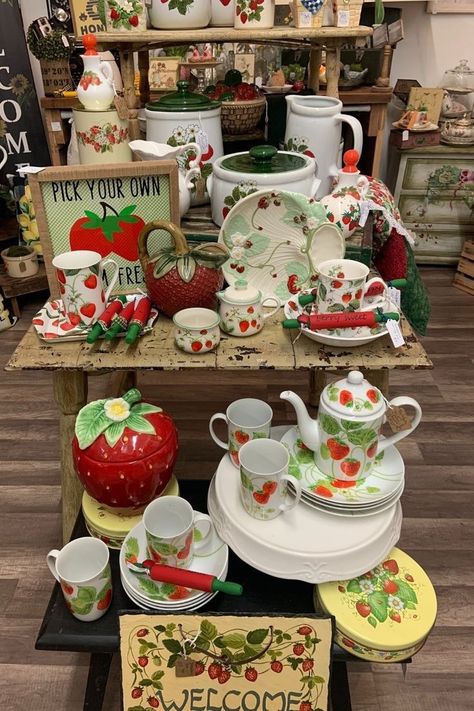 Aesthetic Strawberry, Strawberry Decor, Strawberry Kitchen, Cottagecore Home, Strawberry Design, Tafel Decor, Strawberry Decorations, Cute Strawberry, Cute Kitchen