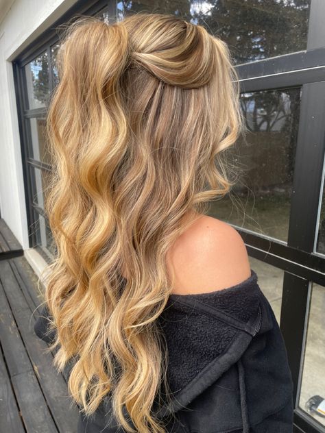 Hollywood waves, glam curls, trending hairstyles, volume half up half down hairstyle, simple hairstyle, easy hairstyle Bridesmaid Hair Inspo, Bridemaids Hairstyles, Cute Prom Hairstyles, Kadeřnické Trendy, Fancy Hair, Simple Prom Hair, Bridesmaid Hair Makeup, Guest Hair, Fesyen Rambut