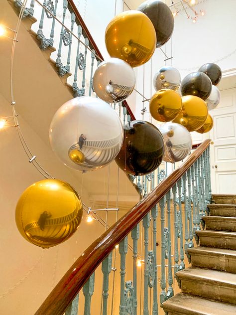 Balloons Staircase, Balloons On Staircase, Balloon Staircase, Wedding Staircase, Staircase Decor Ideas, 50th Birthday Party Decorations, Floating Balloons, Bubblegum Balloons, Balloon Installation