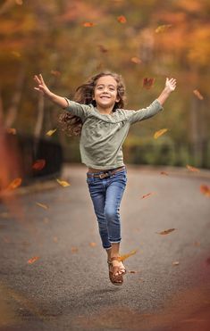 Pose Portrait, Children Photography Poses, Foto Poses, Childrens Photography, Fall Photoshoot, Shooting Photo, Kids Portraits, Autumn Photography, Children Photography