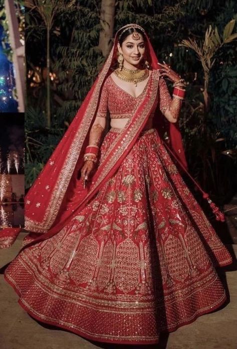 Lehnga For Reception Bridal Lehenga, Bridal Duppta Design Ideas, Indian Bride Dupatta Draping, Red Lehenga Bridal Jewellery, Bridal Lehanga 2024, Indian Bridal Lehenga Red Brides, Red Wedding Lehenga Bridal Collection, Bride Dupatta Draping, Wedding Red Lehenga