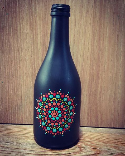 Painting Glass Jars, Painted Glass Bottles, Hand Painted Wine Bottles, Macrame Mandala, Hand Painted Bottles, Black Bottle, Glass Painting Designs, Glass Bottle Diy, Diy Glass Bottle Crafts