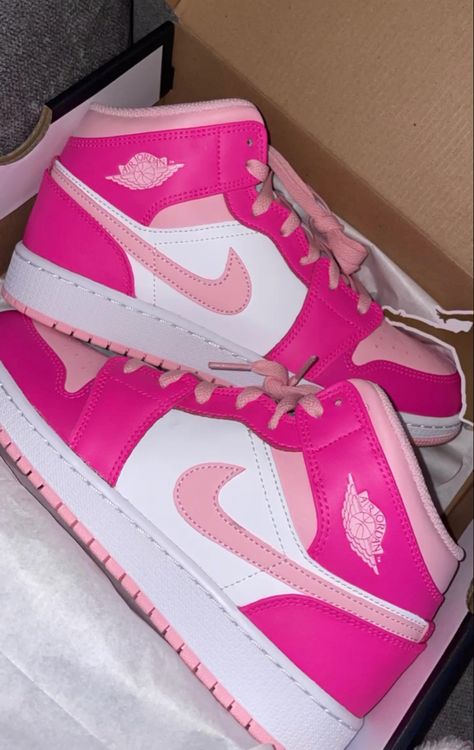 Wallpaper Nike, Custom Air Jordan 1, Nike Shoes Women Fashion, Pink Jordans, Pink Nike Shoes, Pretty Sneakers, Nike Shoes Girls, Nike Fashion Shoes, Preppy Shoes