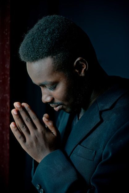 Man Praising God, Black Man Praying, A Man Praying, Person Praying, Christian Praying, Christian Photography, Man Praying, African Man, Christian Worship