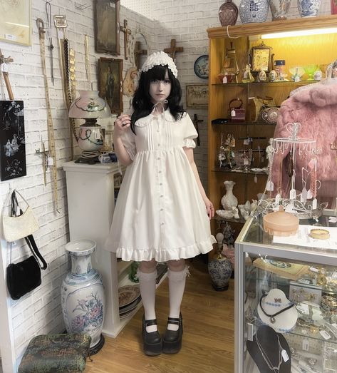 Doll at the antique store 🗝️🕰️🤍 Doll Inspired Outfits, Morute Fashion, Doll Outfit Ideas, Morute Outfits, Outfits For Cats, Antique Outfits, Dollcore Outfits, Outfit Themes, Cat Outfits