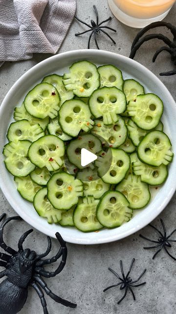 Sine Siemkowicz on Instagram: "Skull Cucumber Salad☠️  To make the salad, sprinkle cucumber skulls generously with salt for 10 minutes to draw the moisture out.   Wash and dry the skulls and then top with a dressing made with:  3 tbsp rice wine vinegar 1 tbsp honey A pinch of chili flakes Sea salt  Pepper  Allow to soak for 30 minutes and then serve.  #foodart #halloweenfood #spookyseason #halloweendecor #spookyfood #funfood" Skull Cucumbers, Cucumber Halloween Snack, Halloween Fruit Salad Ideas, Halloween Pickles, Cucumber Skulls, Halloween Salad Ideas, Halloween Cucumber, Cucumber Halloween, Halloween Peppers