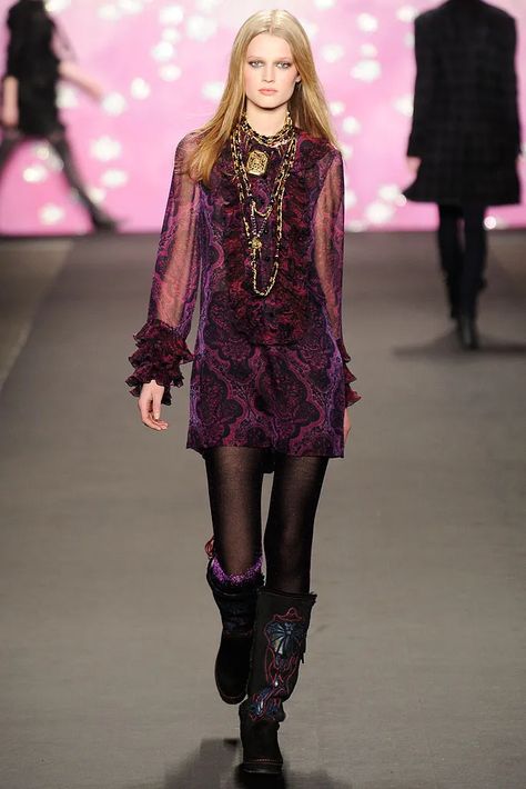 Anna Sui Fall 2009 Ready-to-Wear Collection | Vogue Rtw Dress, Anna Sui Fashion, Fashion Corner, Couture Designers, Anna Sui, Couture Fashion, Modern Luxury, Runway Fashion, High Fashion