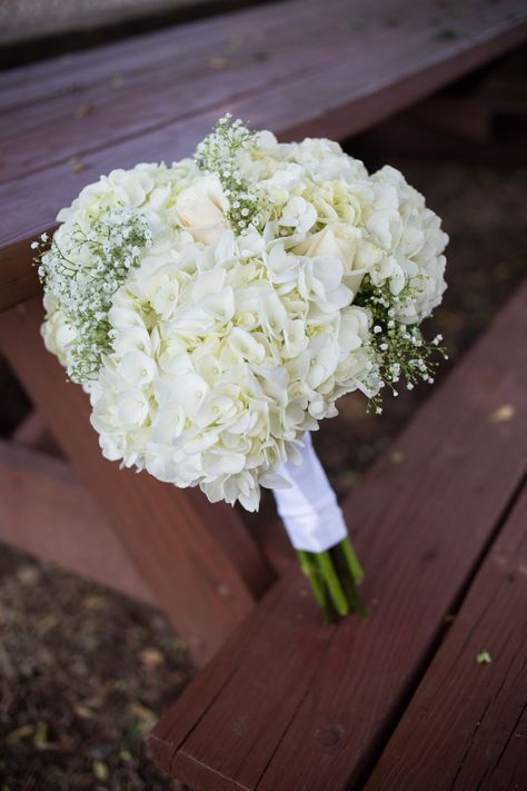 Wedding Flowers White Roses, White Hydrangea Bouquet, Bride Ceremony, Hydrangea Bouquet Wedding, Hydrangea Bouquet, Hydrangeas Wedding, Bridal Bouquet Flowers, Babies Breath, Prom Flowers