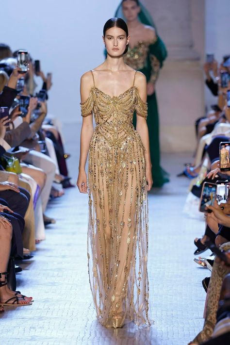 Elie Saab Couture Fall Winter 2023 Paris – NOWFASHION Runway Gowns, Haute Couture Gowns, Runway Fashion Couture, Elie Saab Couture, Runway Outfits, Runway Dresses, Fashion Week Runway, Couture Gowns, Glam Dresses