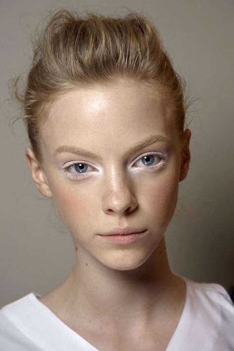 Makeup Runway, Editorial Make-up, White Eye Makeup, Fashion Editorial Makeup, Blonde Hair And Blue Eyes, White Eyeshadow, Smink Inspiration, Make Up Inspiration, White Makeup