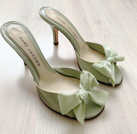 Sade🌹 on Twitter: "Shoes of the day: pastel green mules by Marc Jacobs 🥝 https://t.co/POb5FUjrvm" / Twitter Raining Sound, Green Mules, Study Together, Study With Me, Pretty Heels, Heels Aesthetic, Classy Shoes, Green Heels, Vintage Heels