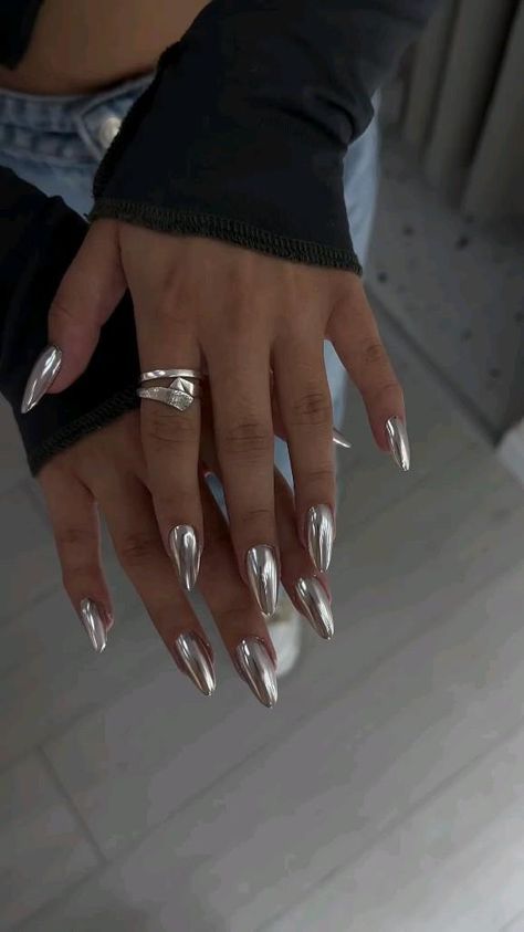 Nails And Rings, Nagellack Trends, Chrome Nails Designs, Metallic Nails, Silver Nails, Classy Nails, Funky Nails, Chic Nails, Nail Arts