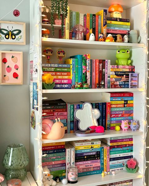 The last time my shelves will look like this til next spring!! I’m getting ready for spooky season! Do you decorate your shelves for each season? My spring & summer shelves look pretty much the same and then I go all out for fall & winter Bookshelves Inspo Aesthetic, Library Book Shelves Aesthetic, Book Shelves Decoration, Books Room Aesthetic, Decorating Shelves In Bedroom, Bookshelf Styling Aesthetic, Bedroom With Library, Cute Bookshelf Ideas, Bookshelf Styling Ideas