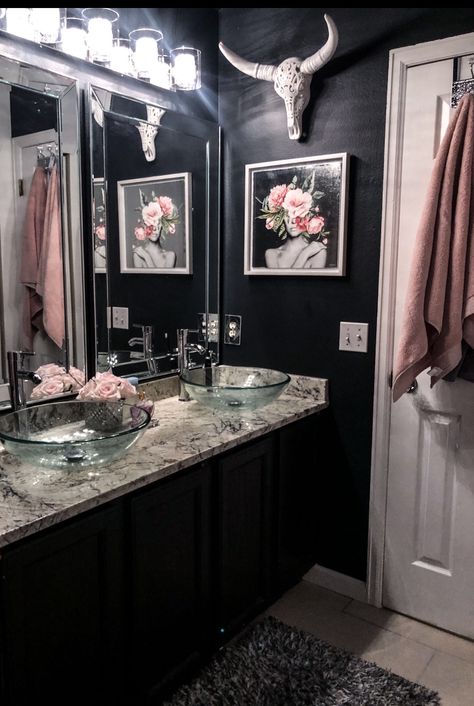 Black And Floral Bathroom, Dark Home Decor Apartment, Pink Black Bathroom Ideas, Edgy Bathroom Aesthetic, Black And Blush Bathroom, Maximalist Guest Bathroom, Black Pink And White Bathroom, Dark Bathroom Decor Ideas, Edgy Bathroom Decor