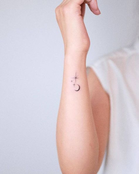 Small Moon Tattoos, Tiny Tattoos For Women, Tato Minimal, Tiny Wrist Tattoos, Small Pretty Tattoos, Petite Tattoos, Inspiration Tattoos, Wrist Tattoos For Women, Small Hand Tattoos