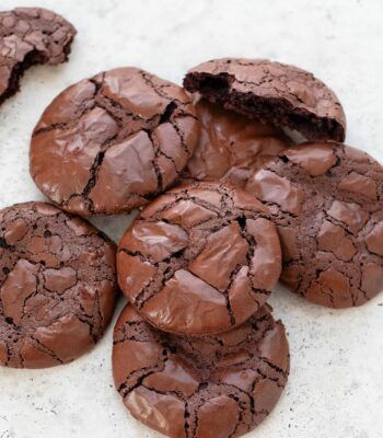 Flourless Chocolate Cookies, 3 Ingredient Cookies, Flourless Cookies, Cookie Brownie Recipe, Chewy Brownies, Dessert Aux Fruits, Cookie Spread, Desserts Vegan, Butter Cookies Recipe