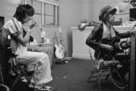 Musicians Backstage in the 1970s: The Photos The 1975 Tour, Tommy Ramone, Classic Rock Artists, Paul And Linda Mccartney, Ron Woods, Joey Ramone, Ronnie Wood, The Stooges, Linda Mccartney