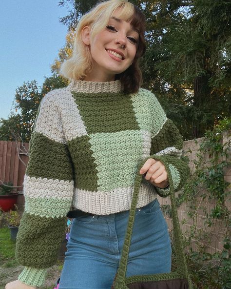 Coolyarns on Instagram: “PATCHY SWEATER PATTERN AVAILABLE ON MY ETSY 💕😊 Tester photos 2/2 Please heck their page out @strongearthcreations @katbyhand…” Crochet Studio, Vest Patterns, Crochet Mignon, Patchwork Sweater, Confection Au Crochet, Pull Crochet, Mode Crochet, Vest Outfit, Crochet Gratis