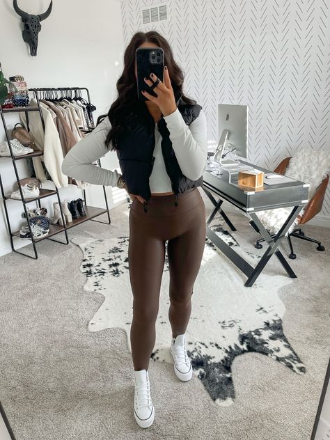 Brown Faux Leather Leggings Outfit, Brown Leather Leggings Outfit, Cropped Tank Top Outfit, Brown Leather Leggings, Brown Leggings Outfit, Duck Boots Outfit, Winter Outfits Casual Leggings, Faux Leather Leggings Outfit, White Converse Outfits