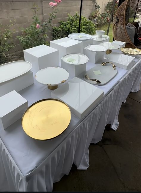 Catering Display Wedding, Sweets Display, Event Food Table Set Up, Party Appetizer Table, Elegant Taco Bar Setup Ideas, Small Dessert Table Set Up, Appetizer Set Up Ideas, White Treats Table, Food Spread Table