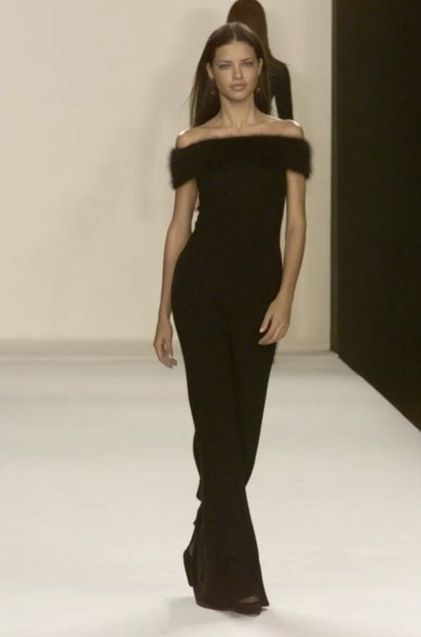 Gossip Girl Hamptons, Adriana Lima Fashion, Runway Model Aesthetic, 90s Fashion Show, Catwalk Dress, Black Dress Elegant, Hamptons New York, Money Dress, Models 90s