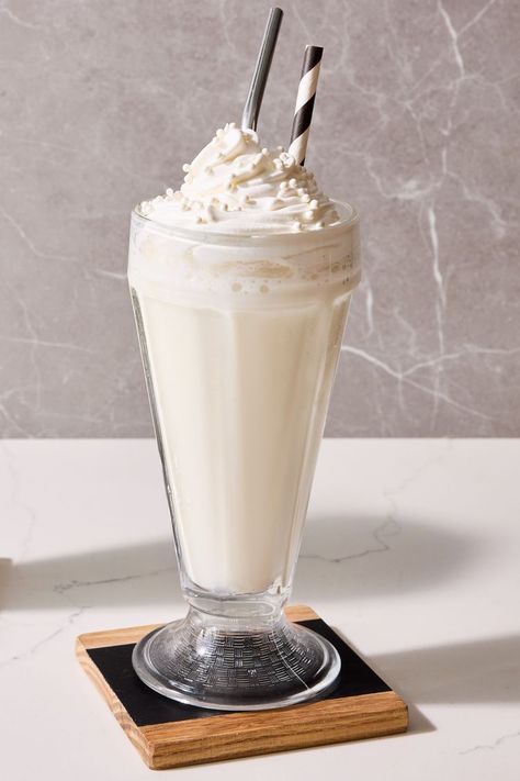 Vanilla Milkshakes without Ice Cream White Chocolate Milkshake, Milkshake Without Ice Cream, Vanilla Drink, Cake Milkshake, Vanilla Milkshake Recipe, Cream Horse, Vanilla Drinks, Food Photography Dessert, Drinks Recipe