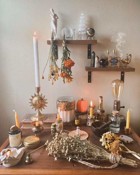 Witches Altar Ideas, Witch Shrine, Witch Altar Inspiration, Altar Ideas Sacred Space, Solar Witch, Shrine Ideas, Pagan Alter, Crystal Alter, Sacred Altar