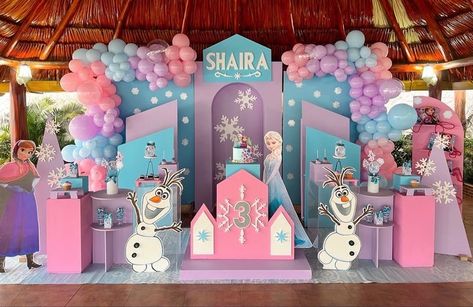 Frozen Centerpiece Ideas, Frozen Party Backdrop, Frozen Backdrop, Frozen Centerpieces, Frozen Diy, Frozen Birthday Party Decorations, Frozen Party Decorations, Princess Theme Birthday Party, Frozen Themed Birthday Party