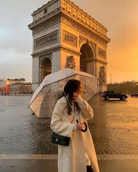 Rainy Day Outfit Ideas, Rainy Day Outfits, Paris Photo Ideas, Paris Photoshoot, Paris Travel Photography, Day Outfit Ideas, Paris Dream, Paris Vibes, Shotting Photo