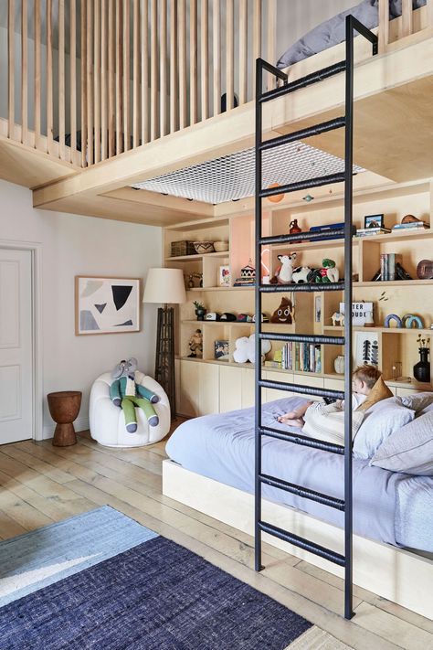 Image may contain Room Bedroom Indoors Furniture Bed Dorm Room Rug Shelf Human Person and Interior Design Attic Mezzanine Bedroom, Loft Net, Barn Extension, Twins Bedroom, Loft Bedrooms, Cozy Loft, Kids Loft, Loft Ideas, Loft Bedroom