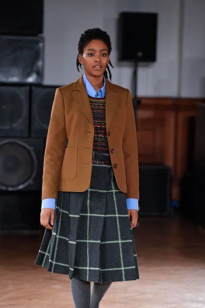 Polish Your Loafers & Perfect Your Pleats, Here’s How To Nail The Preppy Trend | British Vogue Southern Academia, 80s Preppy Fashion, Penny Loafers Outfit, Preppy Trends, Hope Fashion, Preppy Accessories, Loafers Outfit, Campus Style, Shiny Shoes