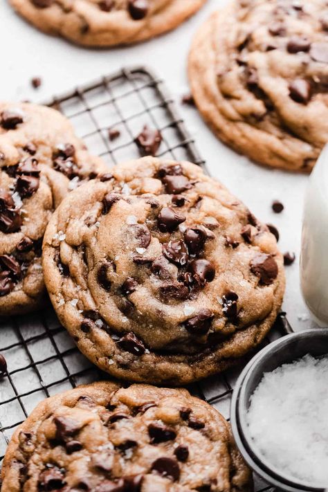 These Bakery Style Chocolate Chip Cookies are thick, chewy cookies with crisp edges and tons of chocolate and mini chocolate chips. Each cookie is extra big, just like your favorite bakery ones! Top these off with flaky sea salt and dig in while they're warm and gooey from the oven. #chocolatechipcookies #cookies #cookierecipes #chocolatechip #bakerycookies #christmascookies #dessertrecipes #onebowl #easydesserts #bluebowlrecipes | bluebowlrecipes.com Bakery Style Chocolate Chip Cookies, Eggless Chocolate Chip Cookies, Gooey Chocolate Chip Cookies, Frozen Cookie Dough, Chewy Cookies, Frozen Cookies, Choc Chip Cookies, Chocolate Chunk Cookies, Soft Cookie