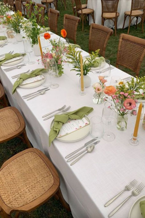 Simple Garden Wedding Centerpieces, California Wedding Decor, Simple Wedding Table Set Up, Simple Garden Party Wedding, Backyard Wedding Florals, Simple Long Table Wedding Decor, Simple Decor Wedding, Wedding Table Setting Simple, Simple Place Settings Wedding