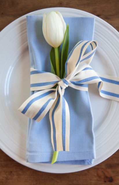 Little Bits of Home: Beautifully Simple Easter Tablescapes Easter Hosting, Easter Brunch Decorations, Brunch Table Setting, Trendy Party Decor, Trendy Easter, Easter Place Settings, Spring Table Settings, Simple Table Settings, Brunch Decor