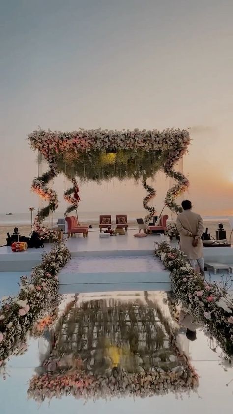 Luxury Mandap Decor, South Indian Beach Wedding Decor, Pathway For Wedding, Aesthetic Indian Wedding Decor, Beach Mandap Decor Indian, Beach Wedding Mandap Decor, Goa Marriage, Indian Destination Wedding Decor, South Indian Beach Wedding