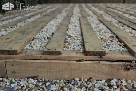 Using wood pallets and gravel, a raised patio was created using re-purposed stone block and pavers from the client's yard. Includes also a movable pallet privacy wall. #woodworking #garden #pation #palletwood #recycled #diy Easy Gravel Patio, Pallet Porch Deck, Gravel Deck, Pallet Boardwalk, Pallet Privacy Wall, Pallet Pathway Ideas, Pallet Path, Pallets Patio, Pallett Ideas