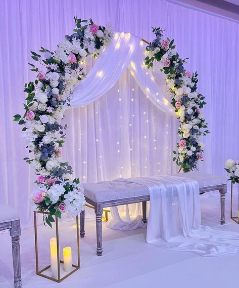 Engagements Decor Ideas, Decorating Ideas For The Engagement, Engagement Table Ideas Decor, Diy Wedding Backdrop Ideas, Desi Engagement Decor, Stage Decorations For Engagement, White Stage Decoration Wedding, Outdoor Engagement Decorations, Engagement Setup At Home