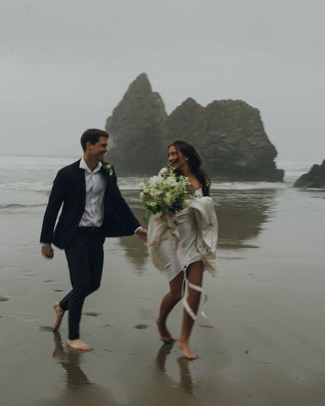 Rainy & foggy morning in Oregon are so dreamy 🤍 #oregonelopementphotographer #oregoncoast #oregonelopement #authenticlovemag #dirtybootsandmessyhair #dmvweddingphotographer #dcweddingphotographer Foggy Engagement Photos, Foggy Wedding, Oregon Engagement Photos, Candid Engagement Photos, Foggy Morning, Engagement Photo Poses, Dc Wedding, Engagement Outfits, Dc Weddings