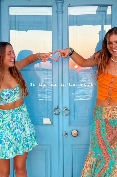 Alexis Hidalgo, Preppy Poses, Hippie Summer Outfits, Beachy Clothes, Lexi Hidalgo, Summer Picture Poses, Beach Fits, Europe Outfits, Bff Photoshoot