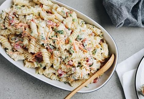 This recipe is like the popular creamy pasta salad sold in supermarkets. Quick Creamy Pasta, Creamy Pasta Salad Recipe, Creamy Pasta Salad, Bacon Ranch Pasta Salad, Creamy Pasta Salads, Ranch Pasta Salad, Greek Salad Pasta, Salad Pasta, Summer Salad Recipes