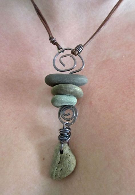 Symbolism in Jewelry : Cairns. Make a cairn necklace to remember a loved one or ancestor. Gather stones from a place of significance and drill them. Perfect Samhain craft! Hantverk Diy, Rock Jewelry, Funky Jewelry, A Necklace, Cairns, Diy Schmuck, Bijoux Diy, Hippie Chic, Metal Wire