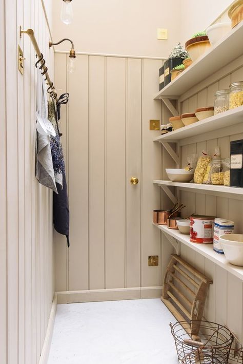 21 Beautifully Rustic English Country Kitchen Design Details to Add Charming European Country Style Glasgow Flat, English Country Kitchen, Classic Shelves, Kitchen Pantry Doors, Tongue And Groove Walls, Tongue And Groove Panelling, Bespoke Kitchen Design, Barn Kitchen, Devol Kitchens