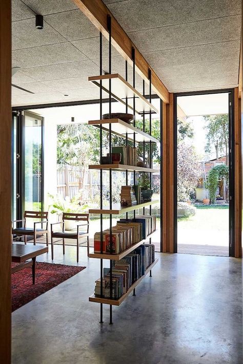 metal-poles-wooden-shelves-diy-room-divider-books-cement-floor-wooden-chairs-red-carpet Divider Ideas, Industrial Bookshelf, Bungalow Renovation, Trendy Living Rooms, Partition Design, Room Partition, Trendy Bedroom, Living Room White, Living Room Grey